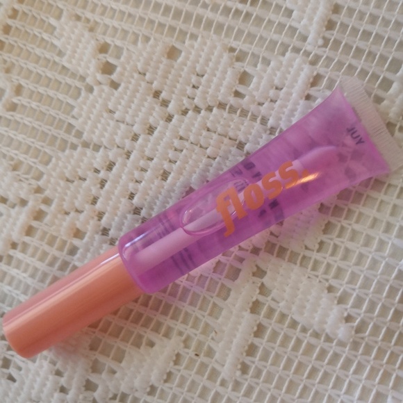 Floss Lip Gloss in YUL - Picture 2 of 6